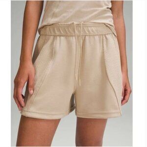 Lululemon NWT Embossed Panel High-Rise Short 4" Trench